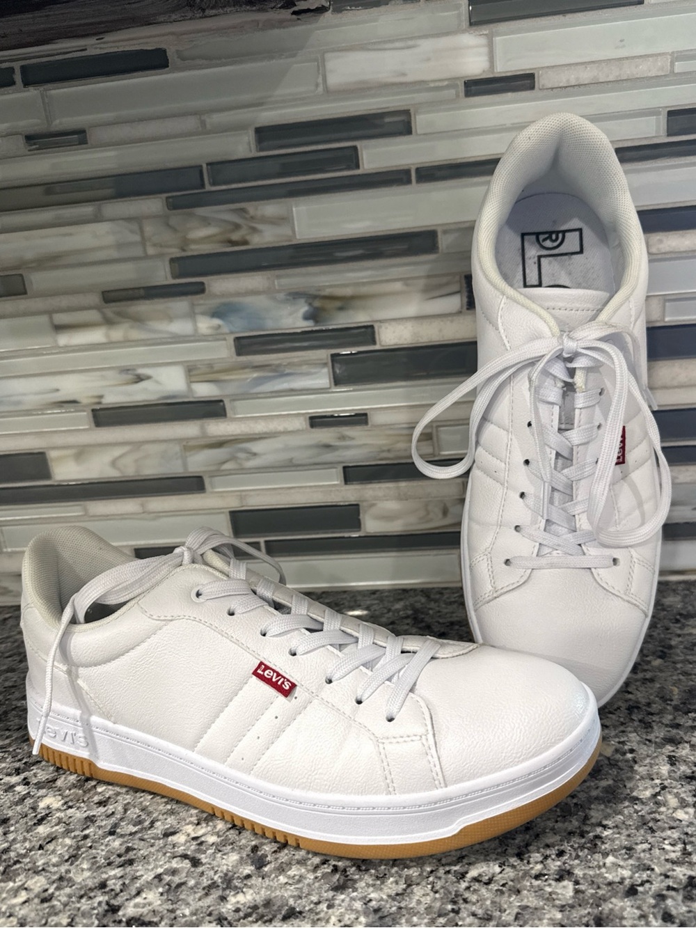 Levi's Mens Carson Casual Sneakers - new - no box 10.5m. White/gum